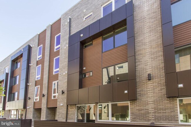 Building Photo - 720 S Sartain St