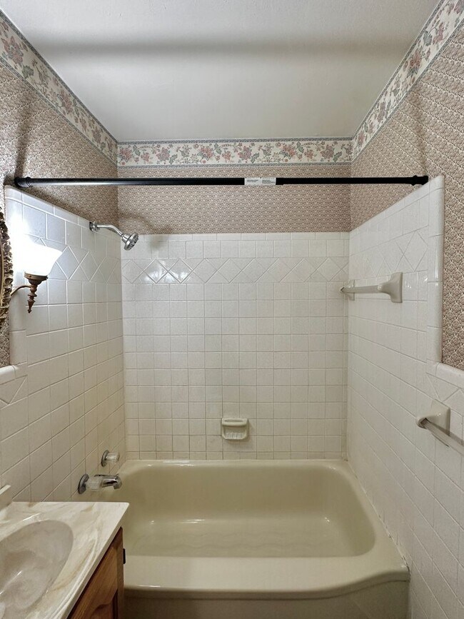 Building Photo - 3 Bedroom