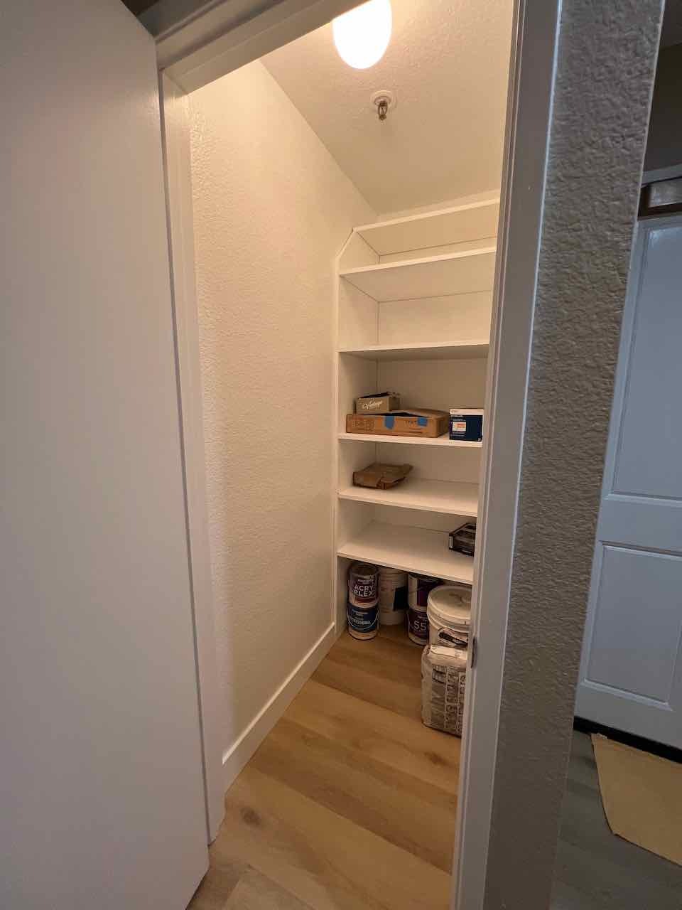 Large storage area with shelving in the entry - 3183 Wayside Plz