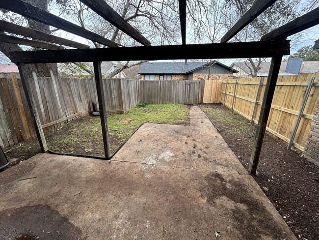 Building Photo - Enjoy a convenient and stylish living!