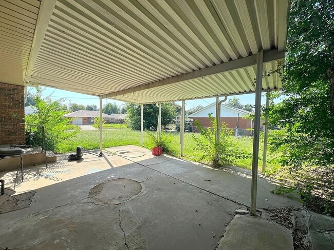 Building Photo - 3 Bed/1 1/2 Bath/1 Car with Carport