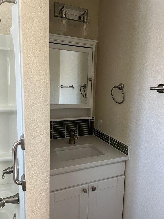 Building Photo - Charming 1BR House in Lakewood