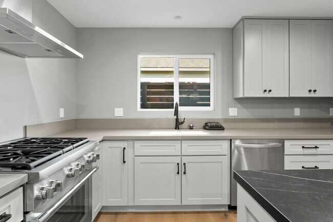 Building Photo - Hidden Gem in Newport Heights