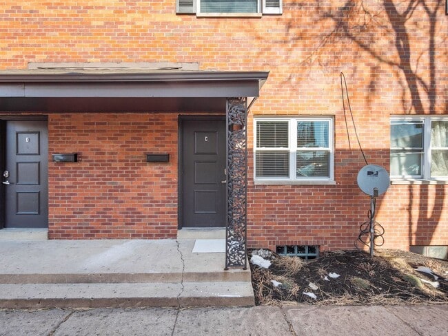 Building Photo - 554 Riverview Dr