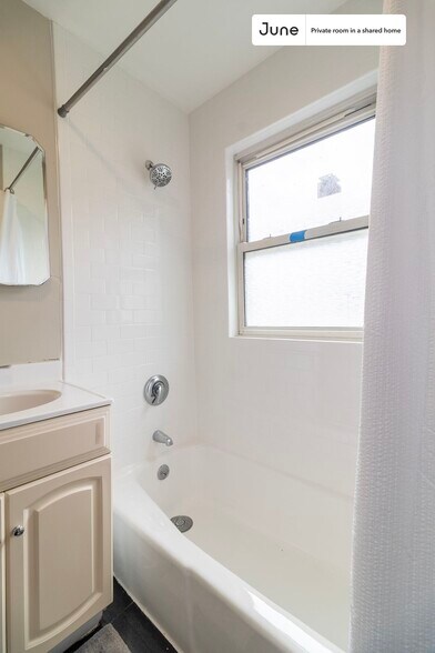 Building Photo - Room in Shared 4 bed/1 bath home