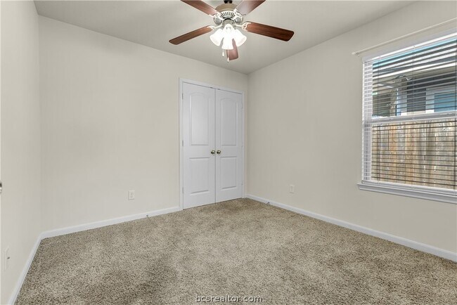 Building Photo - 240 Fieldstone Pl