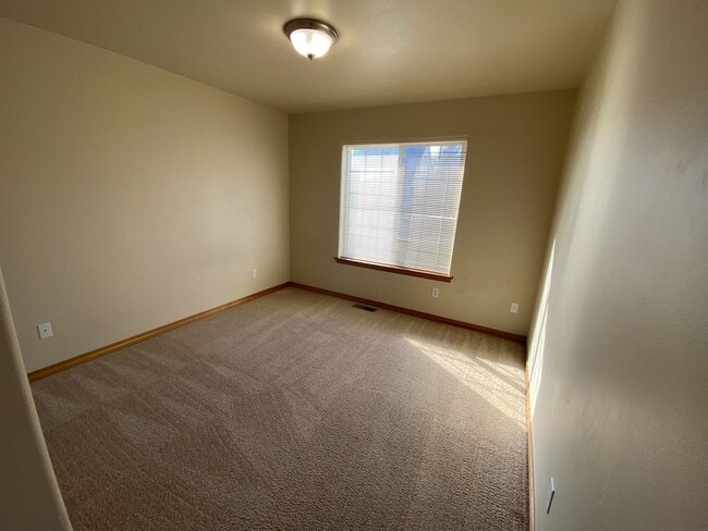 Building Photo - BONUS RENT SPECIAL! Nice 3 Bed, 2 Bath Home!