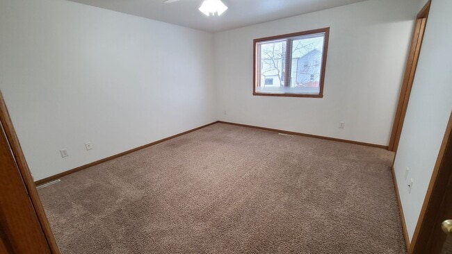 Building Photo - 5 Bedroom, 3 Bath - Triple Garage - Fenced yard Home