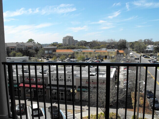 Building Photo - 1661 Riverside Ave