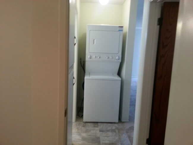 Laundry area with W/D - 1915 Ruhland Ave