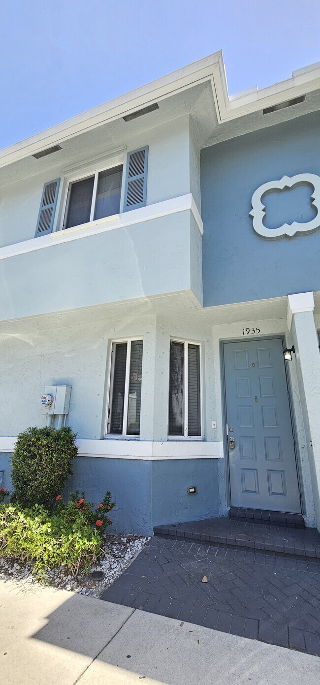 Building Photo - 1935 Gardenia Ct