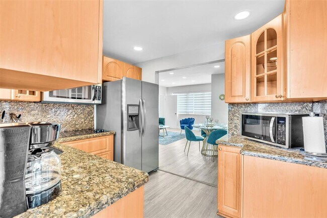 Building Photo - 10000 E Bay Harbor Dr