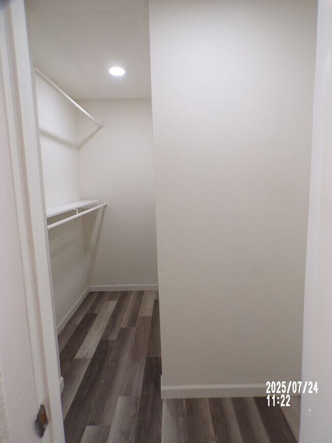 Building Photo - Newly renovated! Pet Friendly! Centrally l...