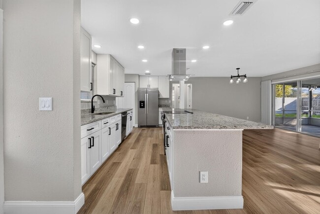 Building Photo - 791 Lindenwood Cir E