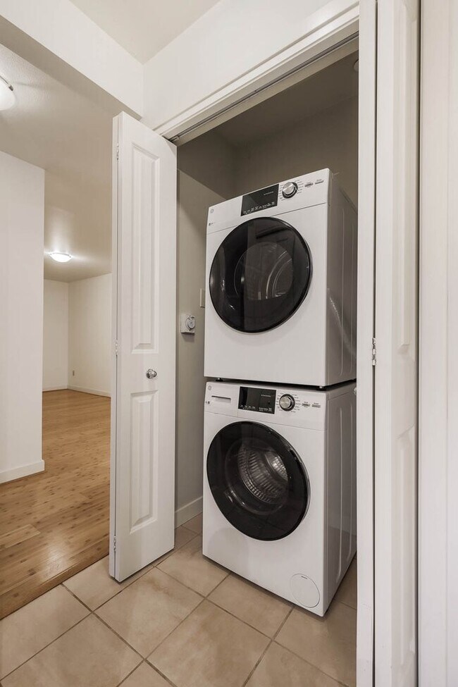 Building Photo - 701 1st Ave N