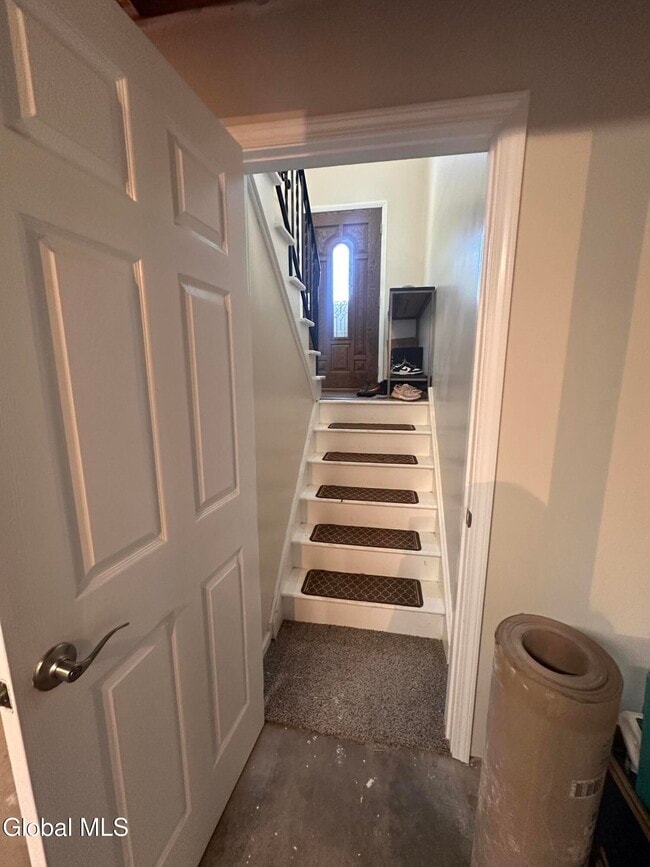 Building Photo - 4 Thoroughbred Ln