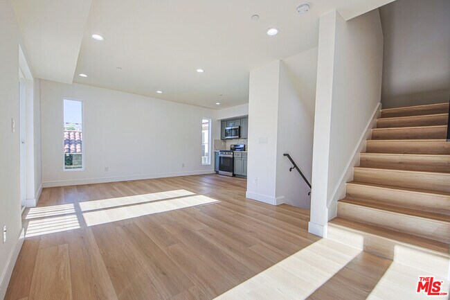 Building Photo - 10801 Kling St