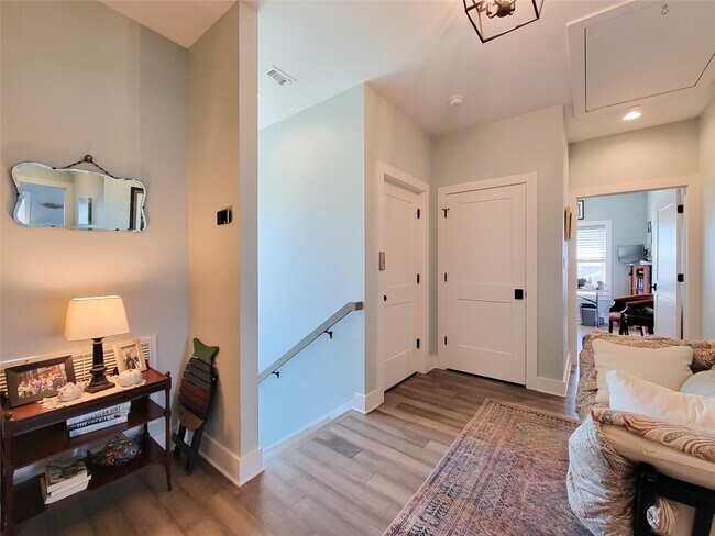 Building Photo - 1001 Bamar Ln