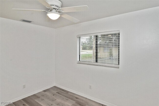 Building Photo - 1202 E 7th St