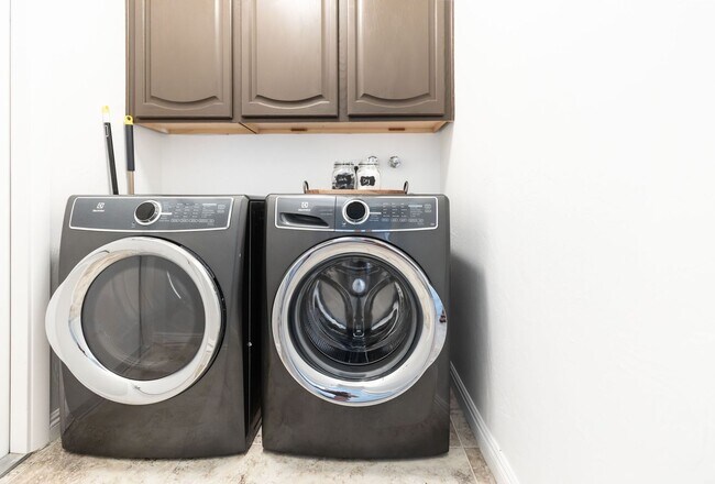 Building Photo - 2199 Sq Ft 4 bedroom 2 bath with Pool & Pool Table - Under Market Rate!