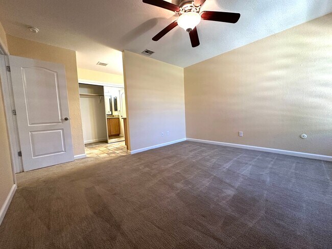 Building Photo - Conveniently located condo in Modesto