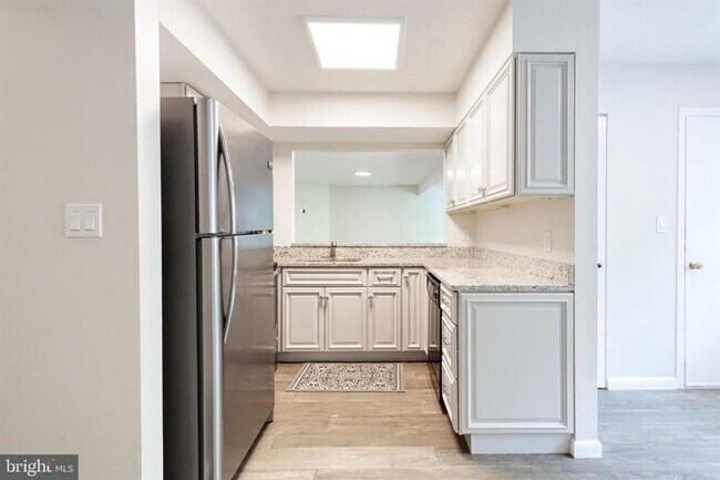 Building Photo - Welcome to contemporary luxury living in this beautifully renovated 2bd 2.5bth penthouse condo