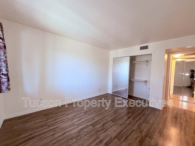 Building Photo - 455 W Kelso St