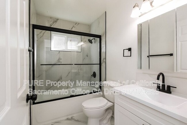 Building Photo - 130 Elm St