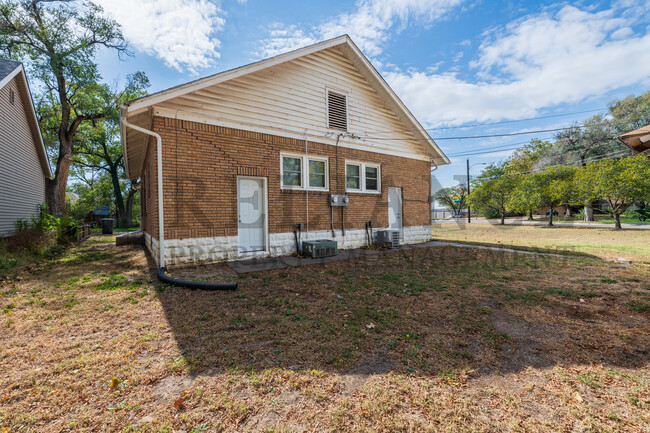 Building Photo - 1810 W McKee