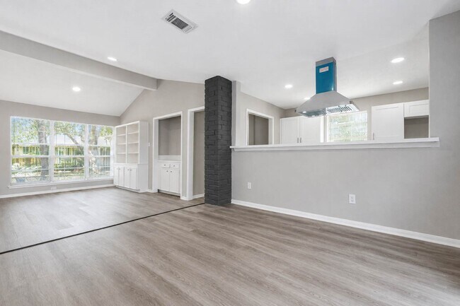 Building Photo - 15811 Pathfield Dr