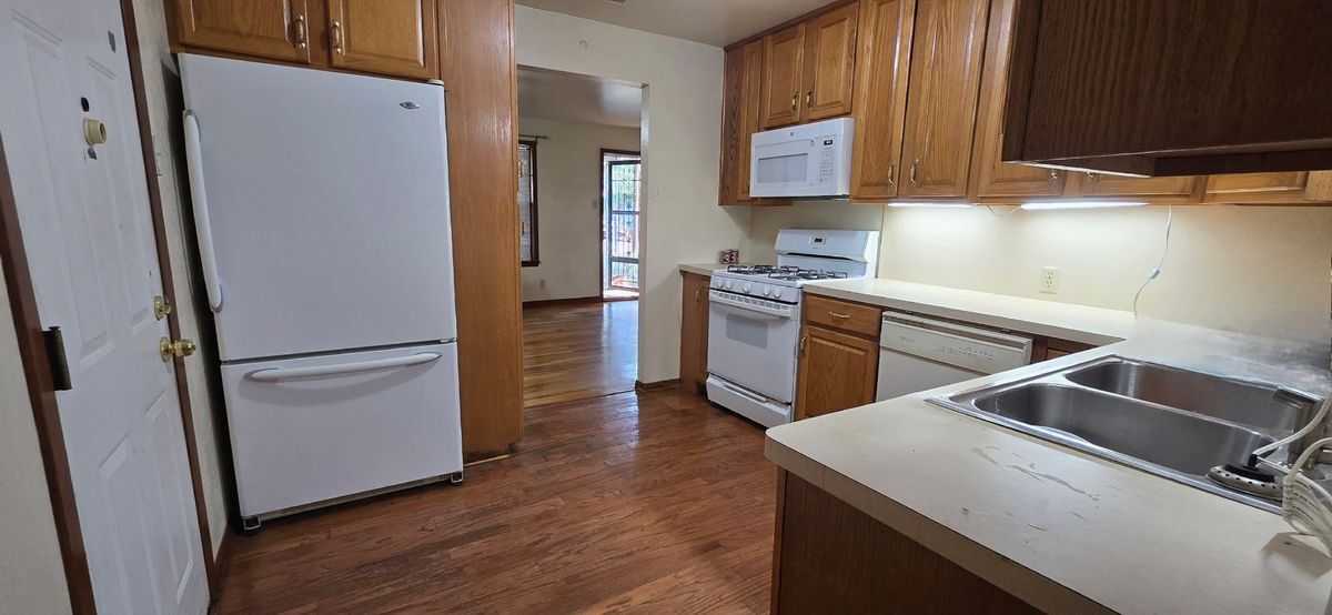 Building Photo - 5635 Millar Dr