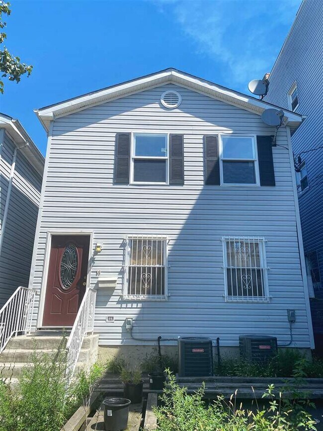 Building Photo - 270 Forrest St