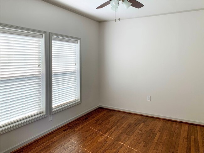 Building Photo - 1912 Sul Ross St