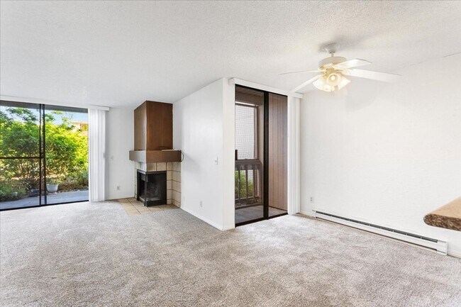 Building Photo - 2101 Shoreline Dr