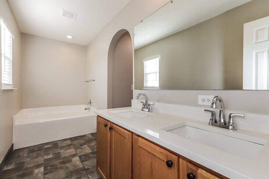 Building Photo - 8240 Settles Crk Lp