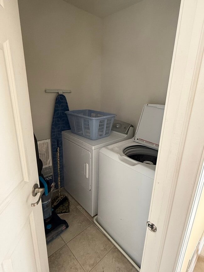 Building Photo - 2225 S Crambourne Way