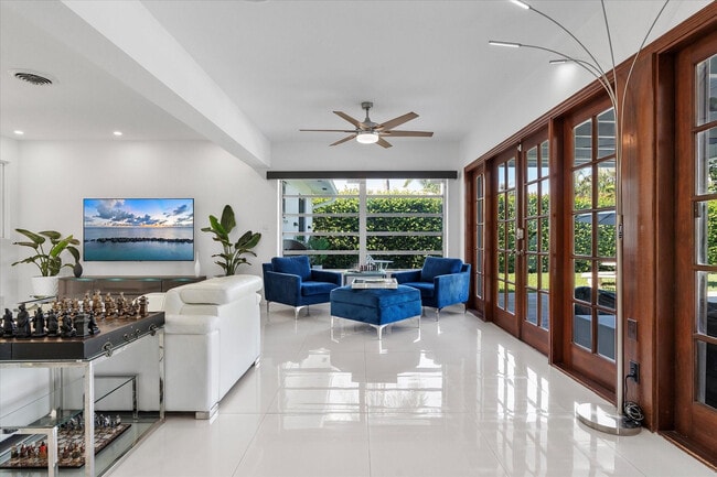 Building Photo - 440 N Rainbow Dr