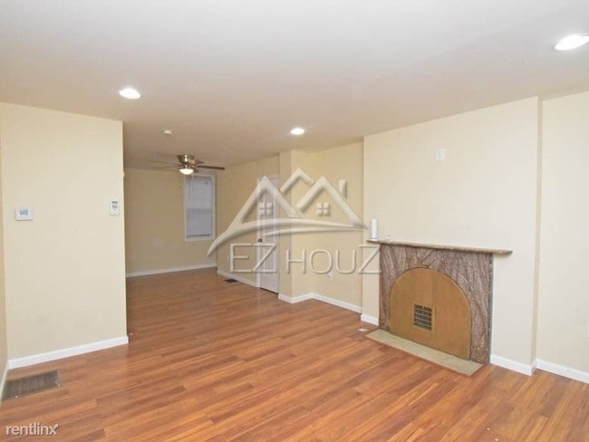 Building Photo - 3 br, 1 bath Apartment - 1633 N Spring St