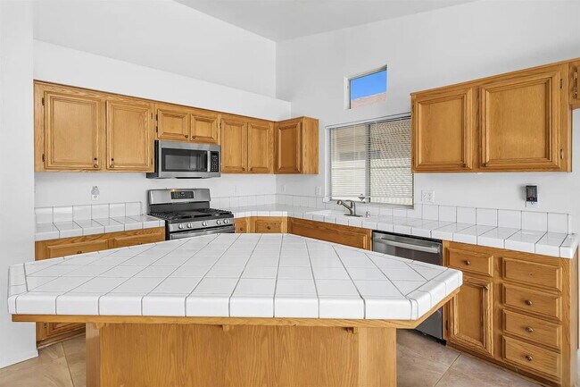 Building Photo - Spacious 3 Bedroom, 2 Bathroom with office!