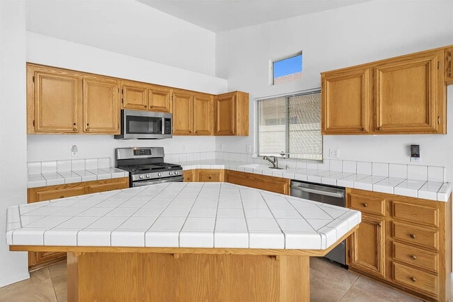 Building Photo - Spacious 4 Bedroom, 2 Bathroom Home!