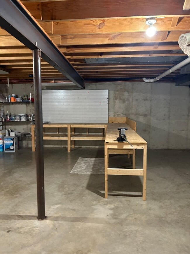 Building Photo - Beautiful Lake Home