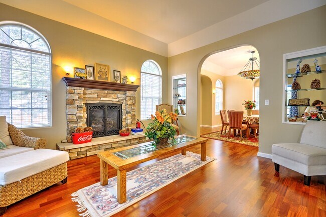 Building Photo - Large mountain home with 2 car garage and fenced in back yard.