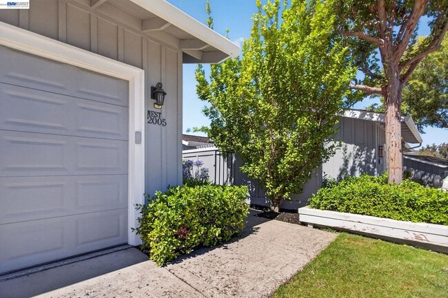 Building Photo - 2005 Rancho Verde Cir W
