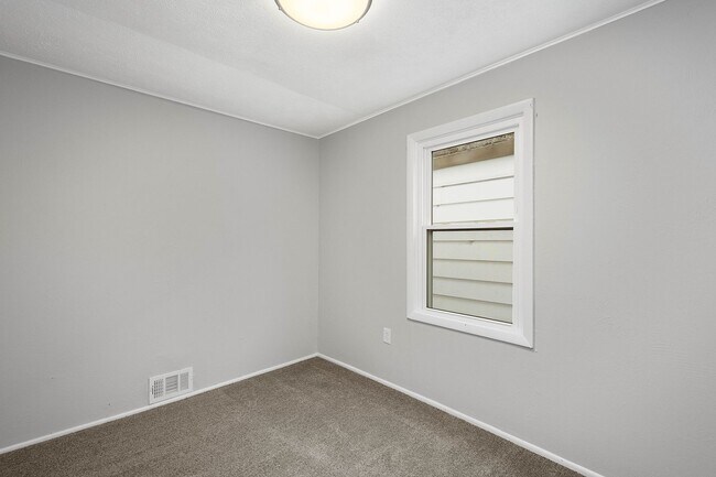 Building Photo - SCORE 1ST MONTH'S RENT FREE IF SIGNED BY JAN 9! Beautiful 2 bedroom home in Coraopolis available ...