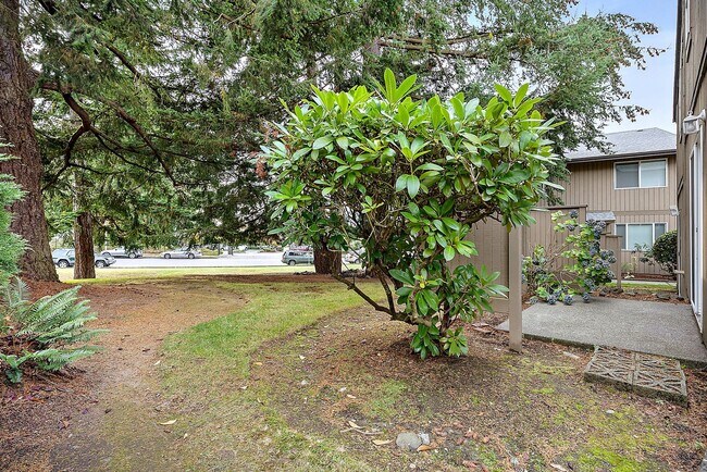 Building Photo - North Tacoma Condo Living | 2 Bed, 1.5 Bath End-Unit | Great Amenities!