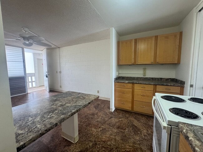 Building Photo - Oceanfront 1 Bedroom, 1 Bath - Makaha Beach Cabanas (Unfurnished)