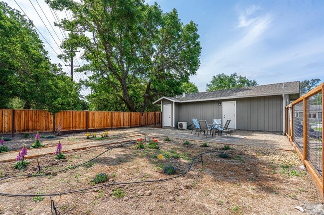 Building Photo - 849 Colleen Dr