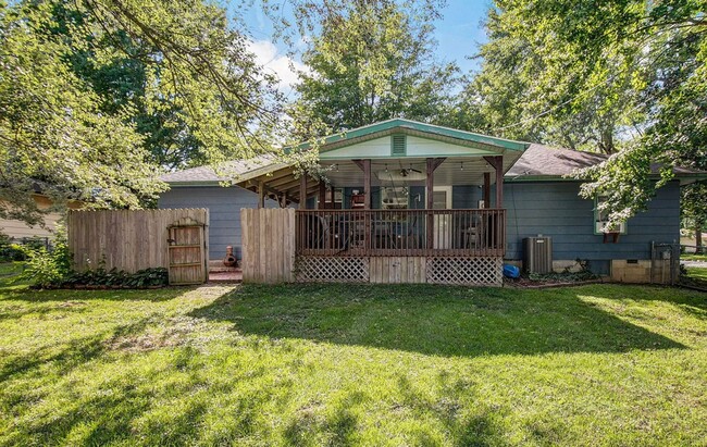 Building Photo - Cozy 3 Bed with a GORGEOUS patio and backyard