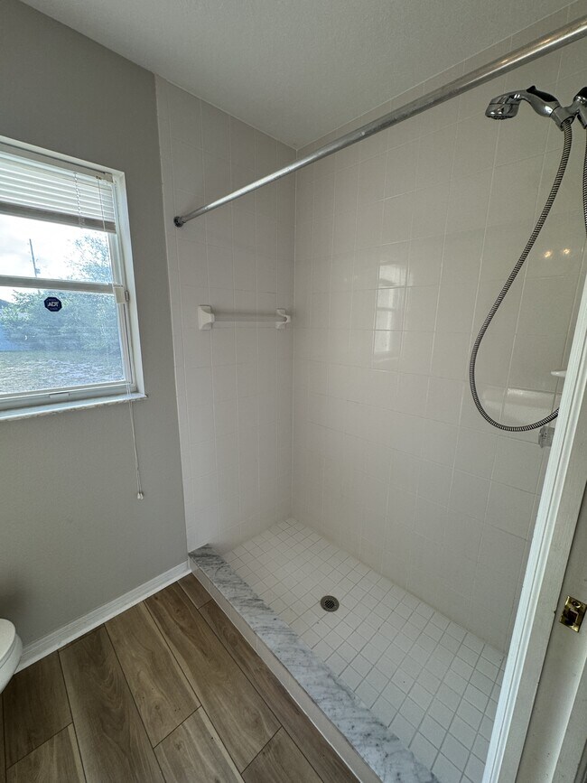 Building Photo - 5100 Mentmore Ave