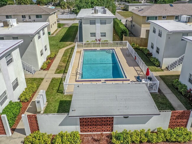 Building Photo - 651 Palm Dr